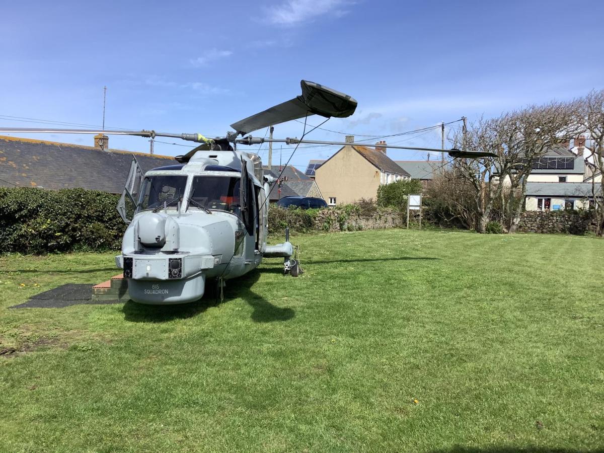 Haelarcher Farmhouse And Helicopter B&B Lizard Kültér fotó